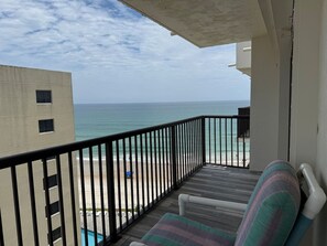 A balcony with a view of the beach and ocean. - King bed Oceanview Daytonabeach (Daytona Beach Shores)