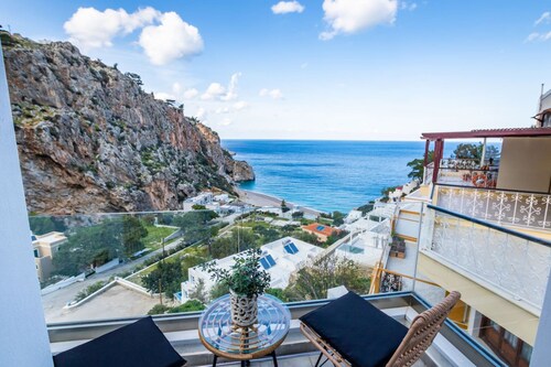 Yploui Suites 1 in Kira Panagia