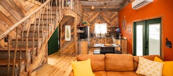 Treehouse Hot tub on 60 Acre Farm Near Downtown