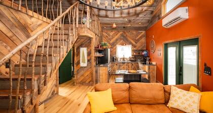 Treehouse Hot tub on 60 Acre Farm Near Downtown