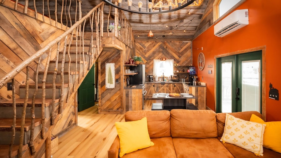 Treehouse Hot tub on 60 Acre Farm Near Downtown