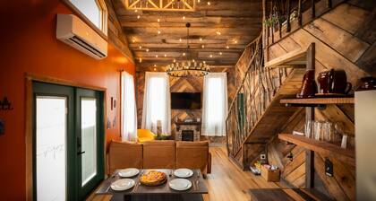 Treehouse Hot tub on 60 Acre Farm Near Downtown