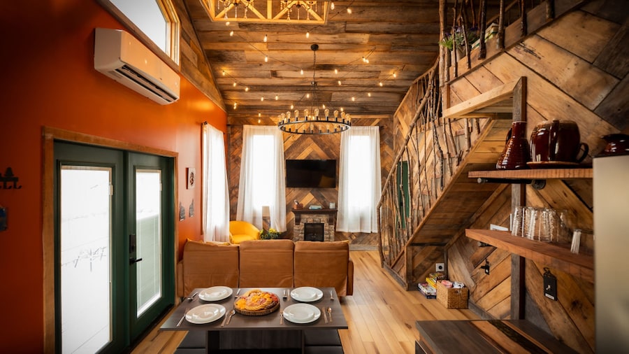 Treehouse Hot tub on 60 Acre Farm Near Downtown