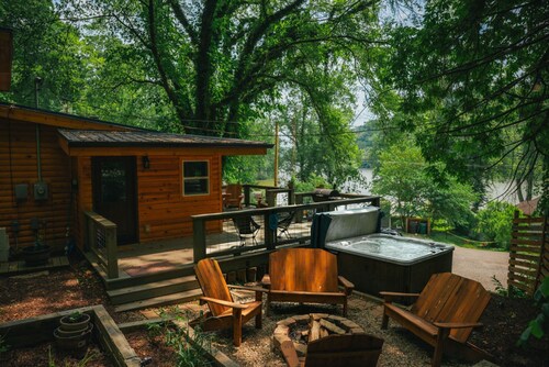 Lakefront Hilltop Cabin Hot tub Firepit