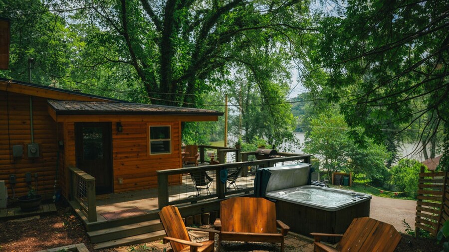 Lakefront Hilltop Cabin Hot tub Firepit