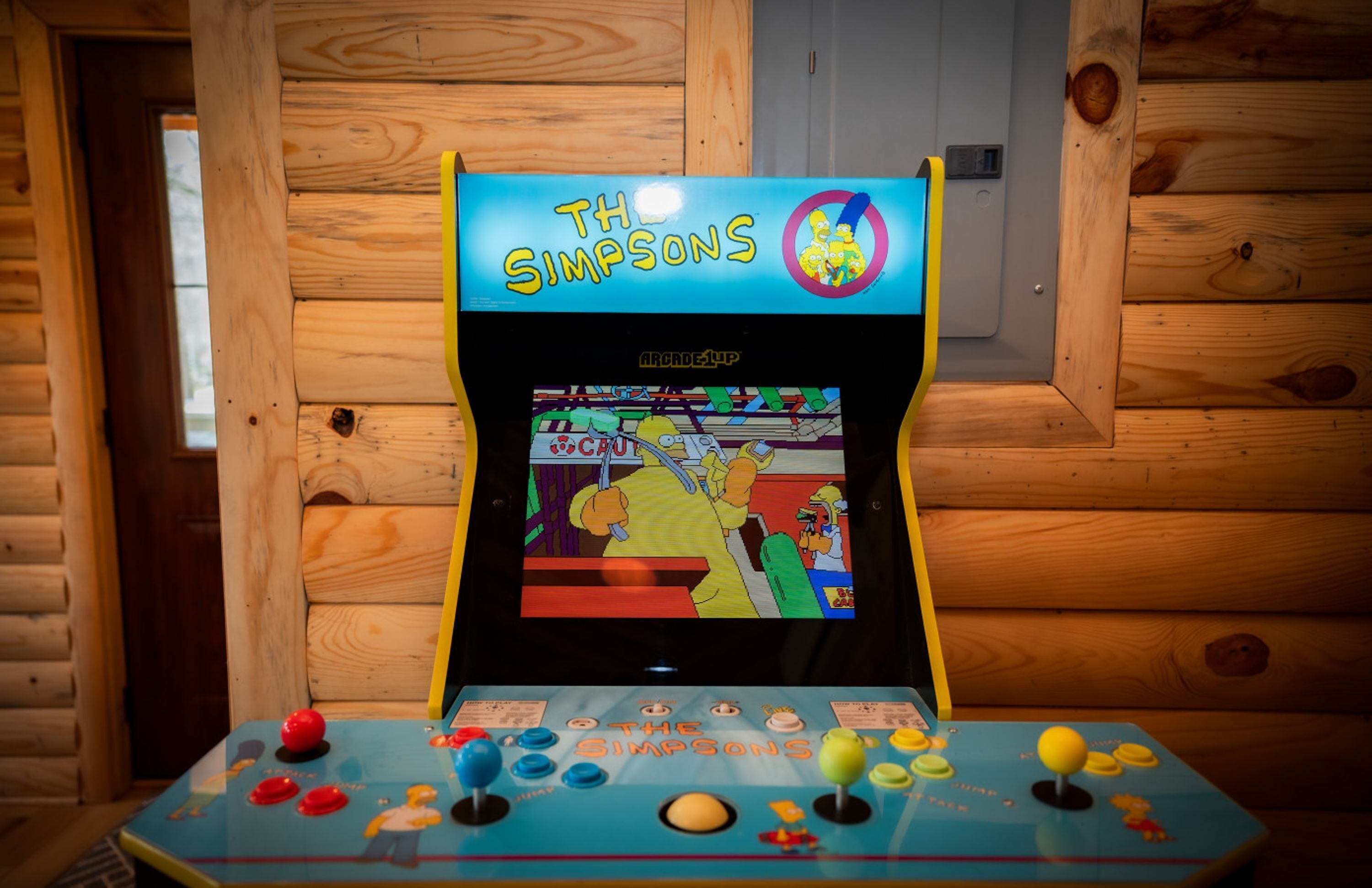 Een spelautomaat met 'The Simpsons'-branding, waarop het spel 'Arcade-Lup' staat.