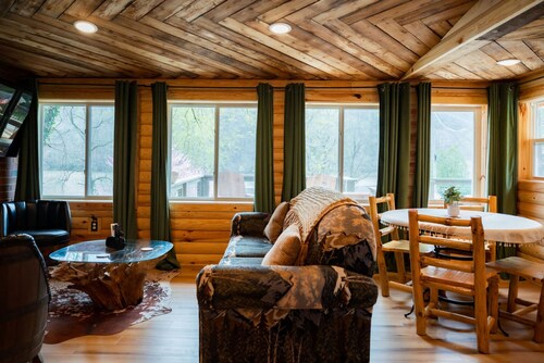 Lakefront Hilltop Cabin Hot tub Firepit