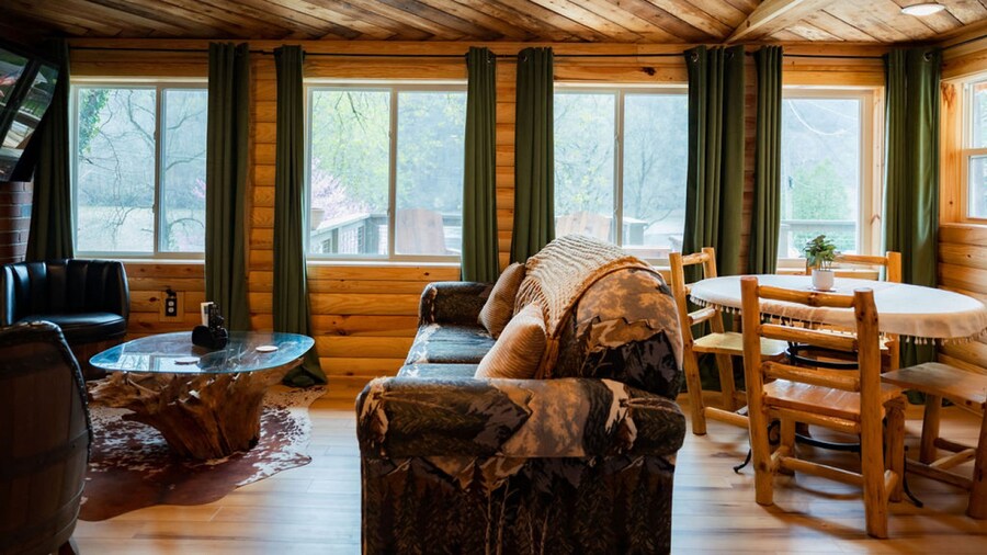 Lakefront Hilltop Cabin Hot tub Firepit