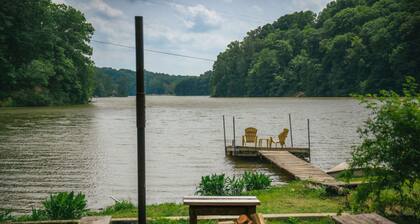 Lake Front Cabin Peaceful hot tub and Fire pit