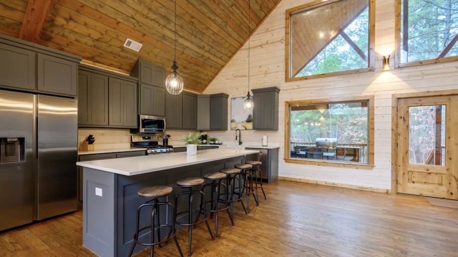 Whispering Winds Luxury Cabin in Hochatown