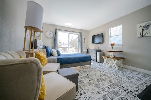 Corner Top Floor Fall Creek Convenient to 76