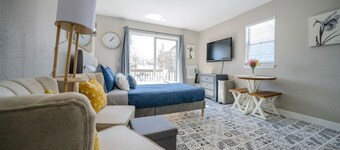 Corner Top Floor Fall Creek Convenient to 76