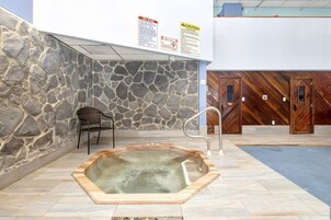 Bañera de hidromasaje cubierta