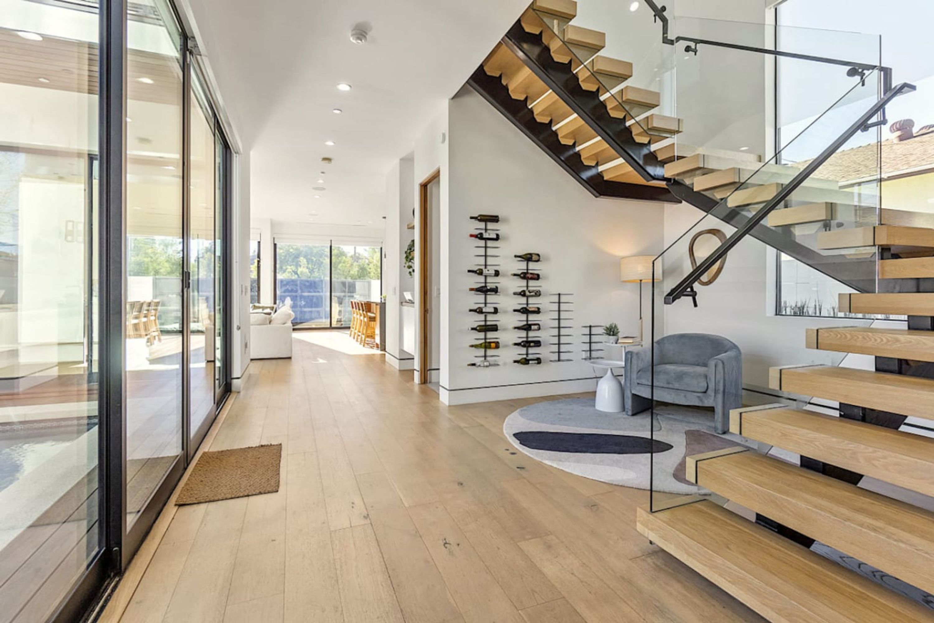 House | 4 bedrooms, desk