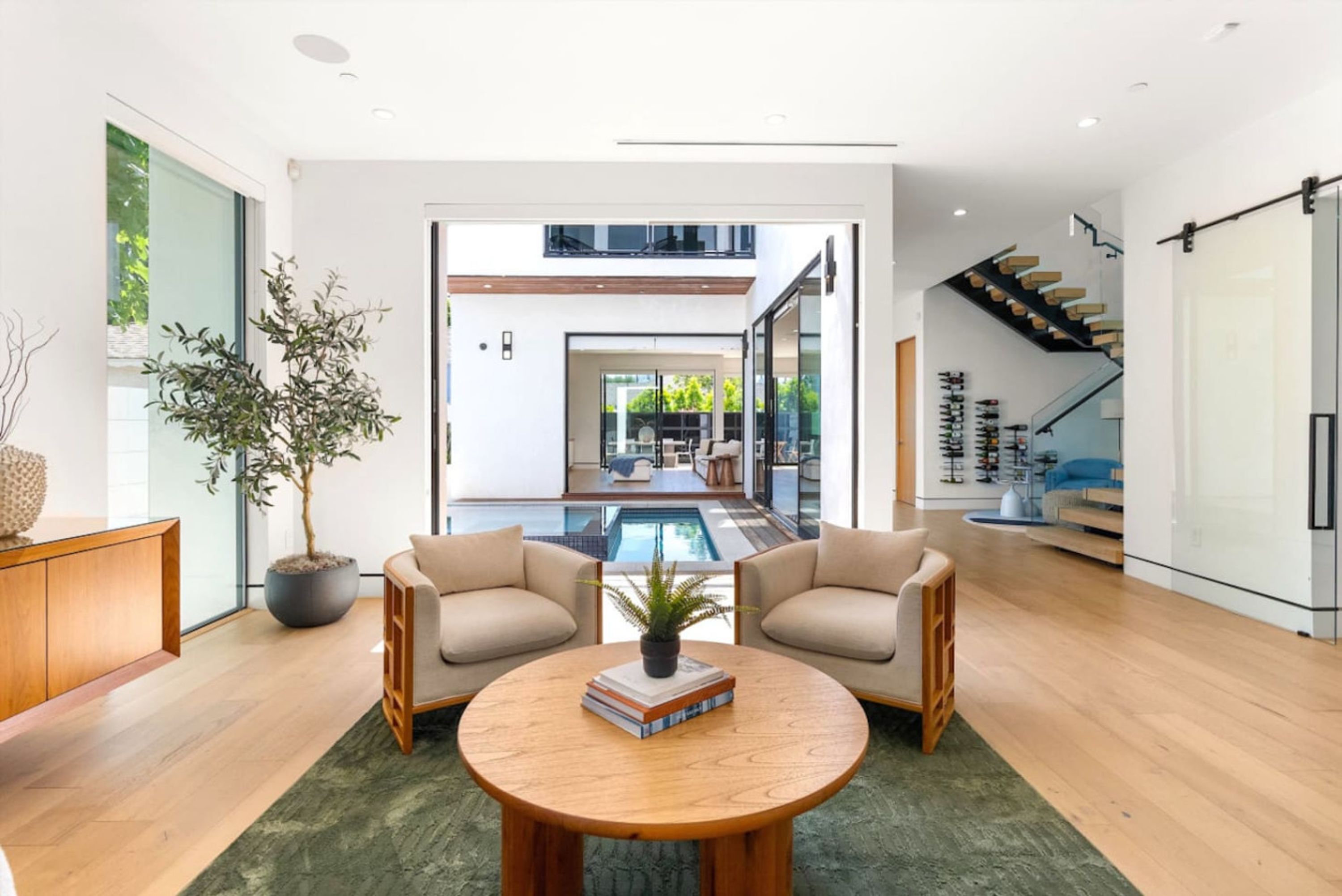 House | 4 bedrooms, desk