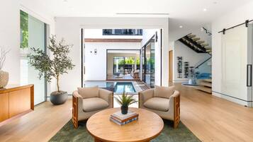 House | 4 bedrooms, desk