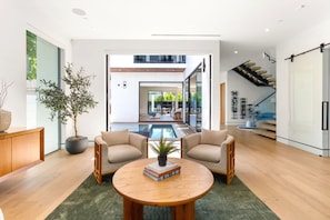 4 bedrooms, desk - The Penmar Retreat - Luxurious Resort-style Oasis (Venice)