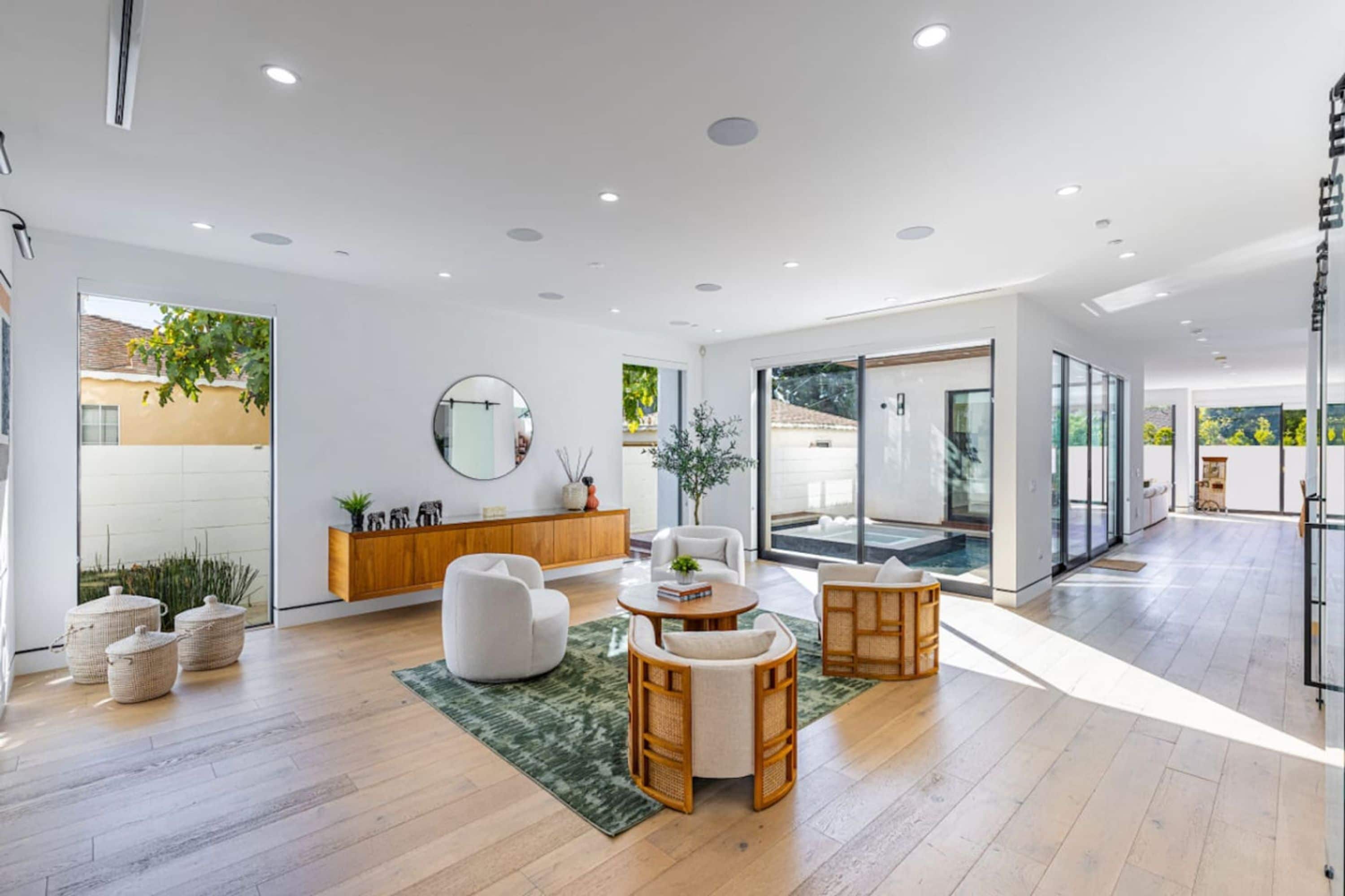 House | 4 bedrooms, desk