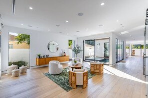 4 bedrooms, desk - The Penmar Retreat - Luxurious Resort-style Oasis (Venice)