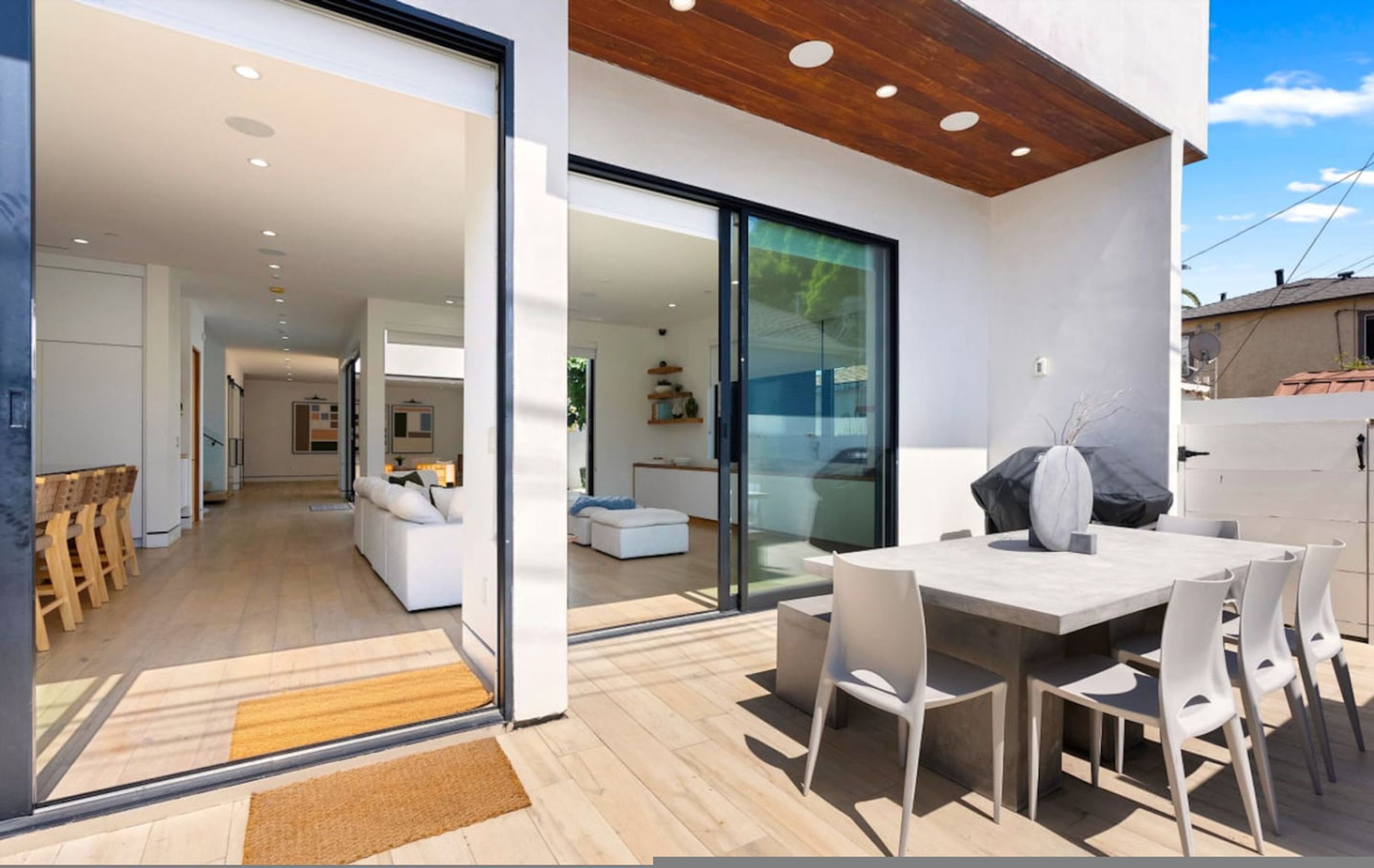 House | 4 bedrooms, desk