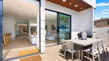 House | 4 bedrooms, desk