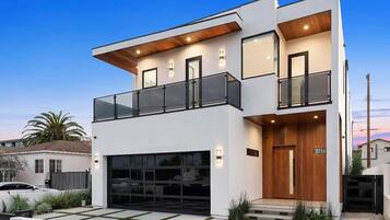 House | 4 bedrooms, desk