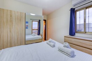 Casa, para fumadores | 4 habitaciones y escritorio 