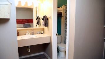 House | Bathroom | Free toiletries, toilet paper
