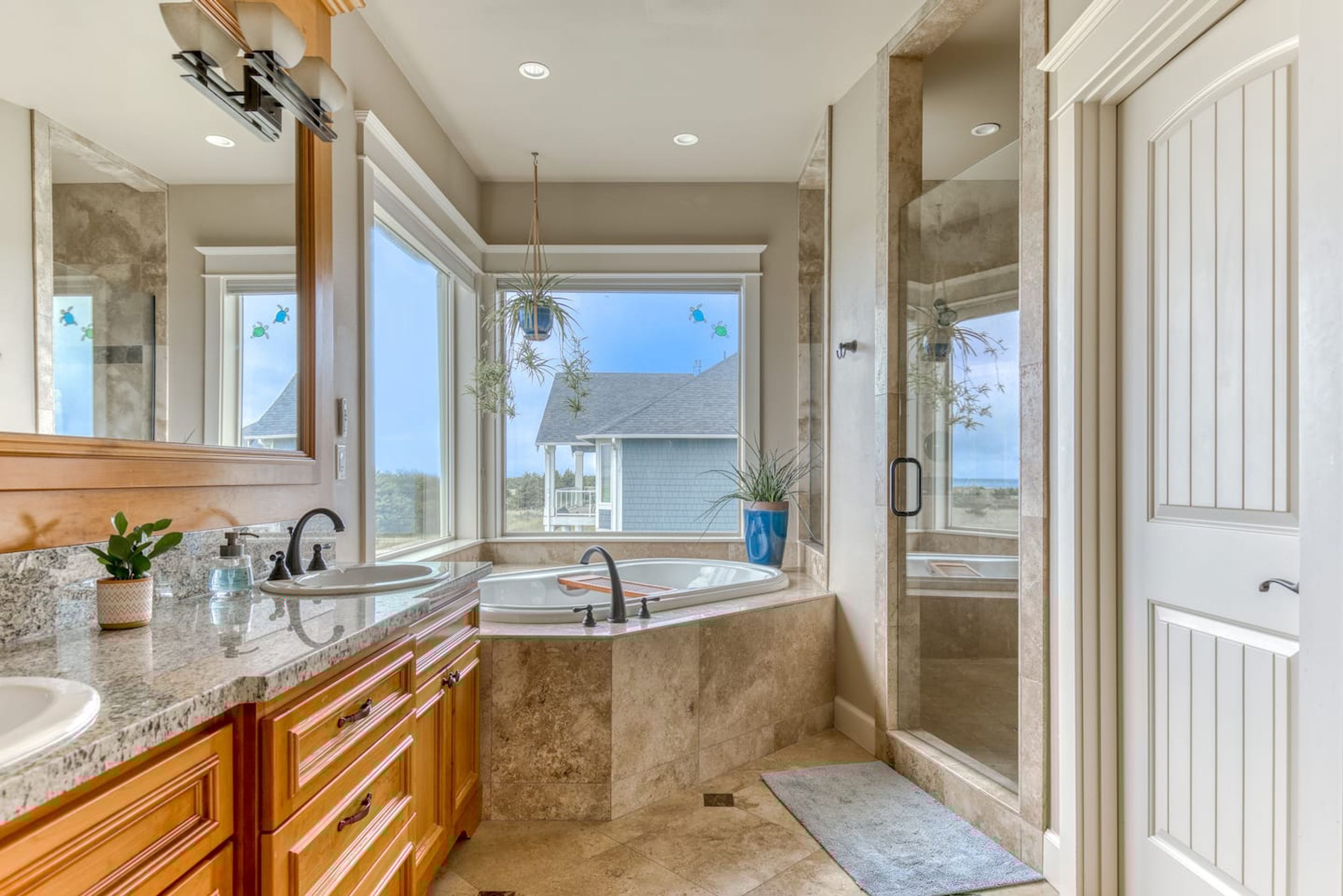 Un baño moderno con lavamanos doble, bañera e hidromasaje.