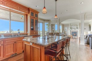 House | 6 bedrooms - Oceanfront Comfort Style Luxury Hot Tub Wifi 600 35 (Long Beach)