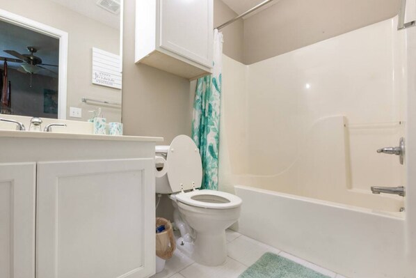 Un bagno con il water, un lavandino e una vasca da bagno.