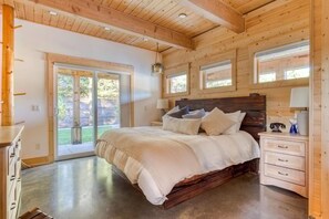 Apartment | 2 bedrooms - Boutique Cabin Design Luxury Hot Tub Path to Beach (Long Beach)