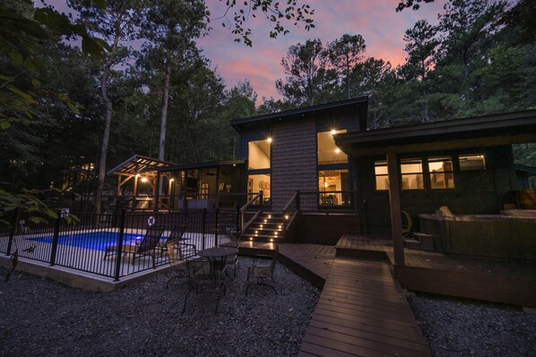 Studio | 5 bedrooms - Wine Time Heated Optional Pool Shuffleboard Table Arcade Play Set Corn Hole (Broken Bow)