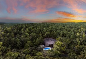 Studio | 5 bedrooms - Wine Time Heated Optional Pool Shuffleboard Table Arcade Play Set Corn Hole (Broken Bow)