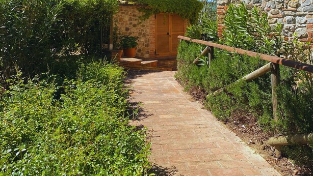 A stone building with a wooden door and a brick pathway leading to it. - Agriturismo Borgo Sette Tigli Apt 3 (Montepulciano)