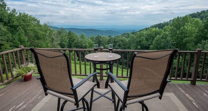 Blue Ridge Gateway Cabin With Mountain Views