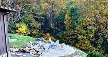 Blue Ridge Gateway Cabin With Mountain Views