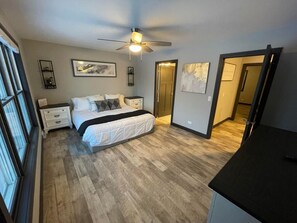 5 bedrooms - Freshly Updated Lake Michigan Home With Pool (Kewaunee)