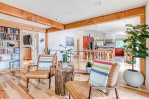 Apartment | 2 bedrooms - Boutique Cabin on Manicured Acre Hot tub Path to Beach Wifi 200 10 (Long Beach)