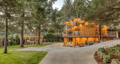 Boutique Cabin on Manicured Acre Hot tub Path to Beach Wifi 200 10