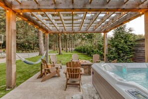 Outdoor spa tub - Boutique Cabin on Manicured Acre Hot tub Path to Beach Wifi 200 10 (Long Beach)