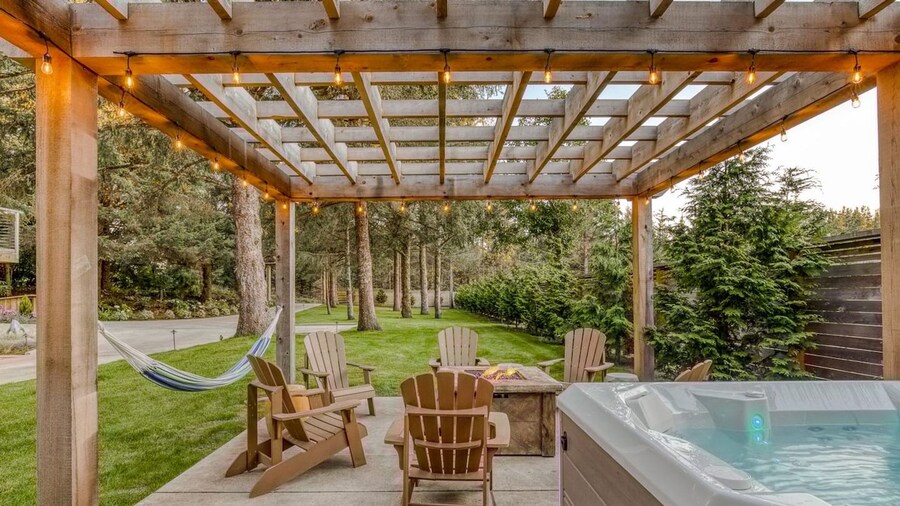 Boutique Cabin on Manicured Acre Hot tub Path to Beach Wifi 200 10