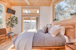 Apartment | 2 bedrooms - Boutique Cabin on Manicured Acre Hot tub Path to Beach Wifi 200 10 (Long Beach)