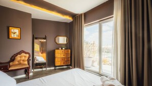 A hotel room with a large bed, a wooden dresser, a mirror, and a window with curtains. - Balanzone s Creative Penthouse (Msida)