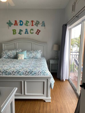 Apartment | 2 bedrooms - Beachy Keen-steps to the Beach (Madeira Beach)