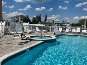 Apartment | 2 bedrooms - Beachy Keen-steps to the Beach (Madeira Beach)