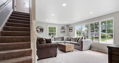 House w Finished Garage Walk to Lambeau Bars Resch