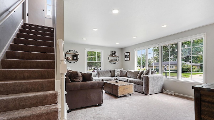 House w Finished Garage Walk to Lambeau Bars Resch