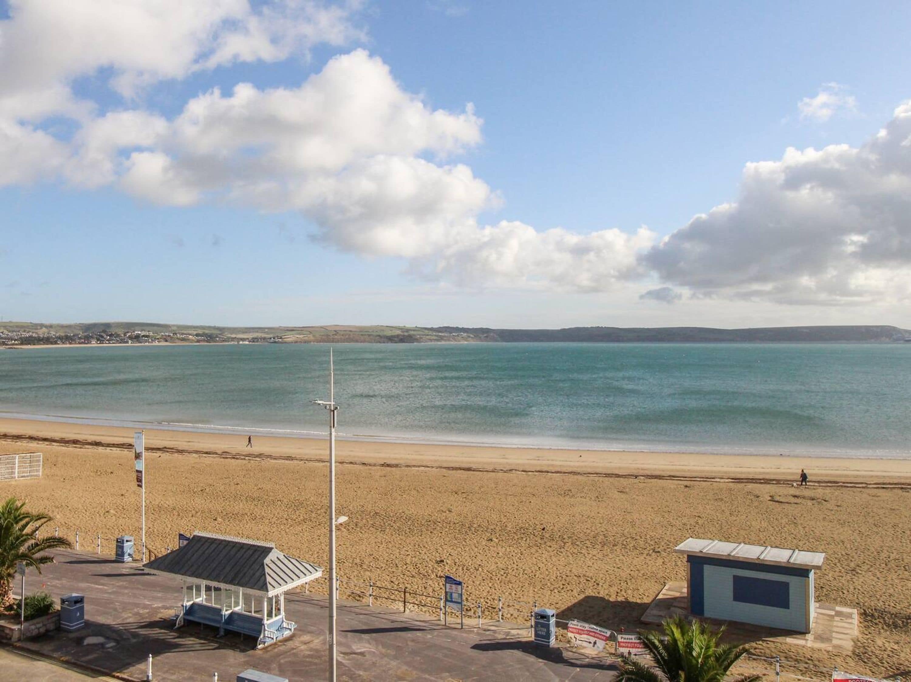 Une plage avec une tour de surveillance, un petit pavillon et un poste de secours pour les sauveteurs.
