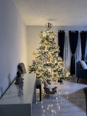 House - The Mermaid and the Sea Turtle (Largo)